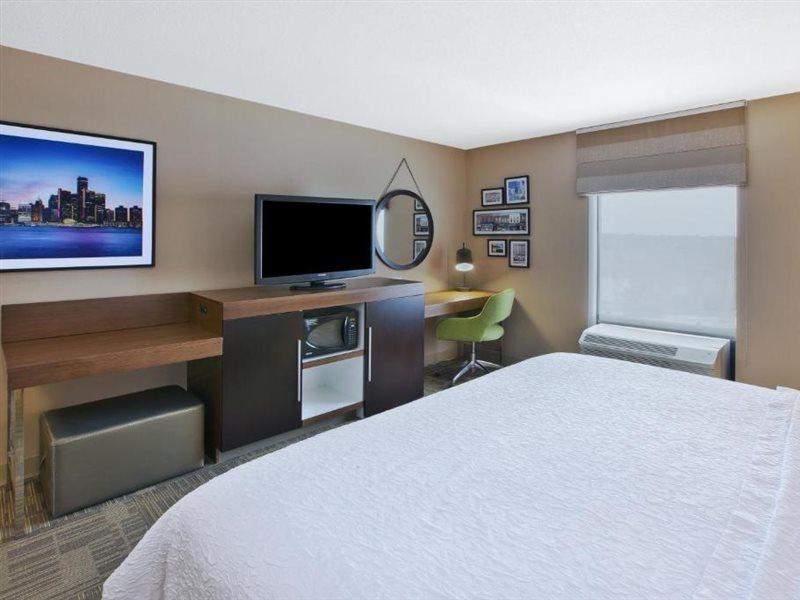 Hampton Inn Commerce/Novi Luaran gambar