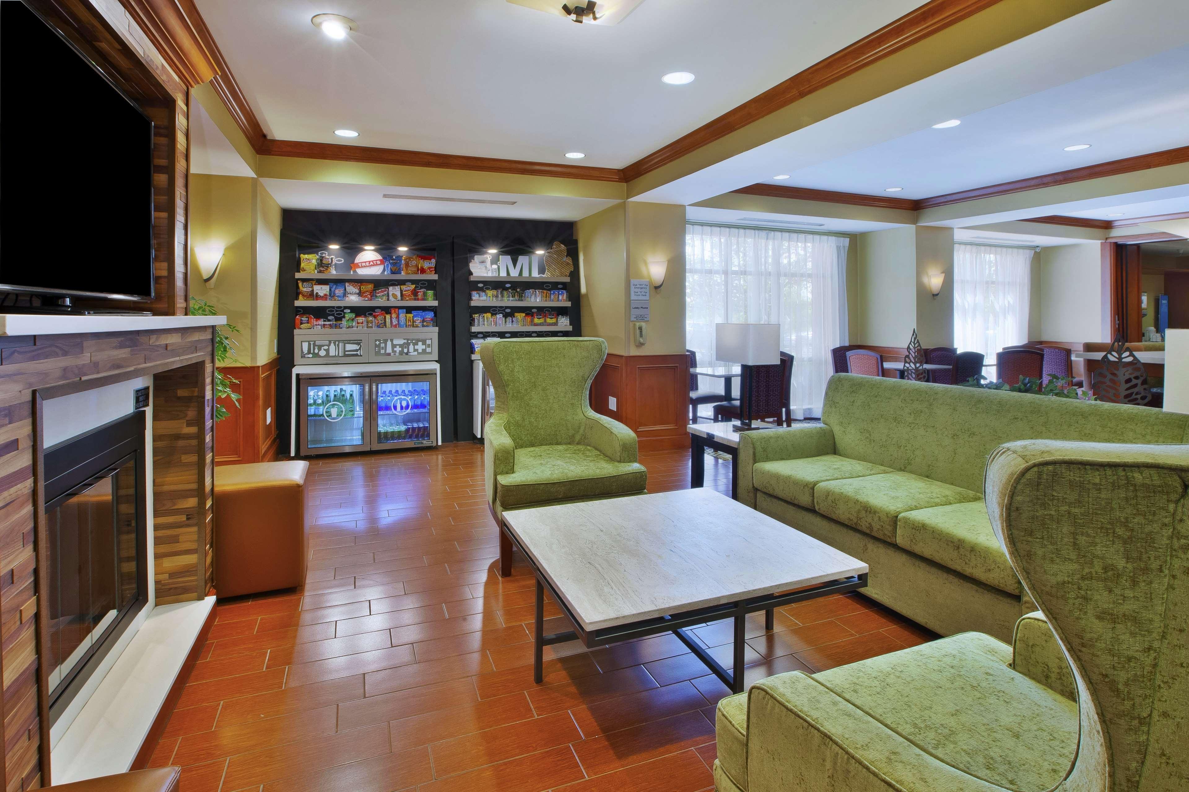 Hampton Inn Commerce/Novi Luaran gambar