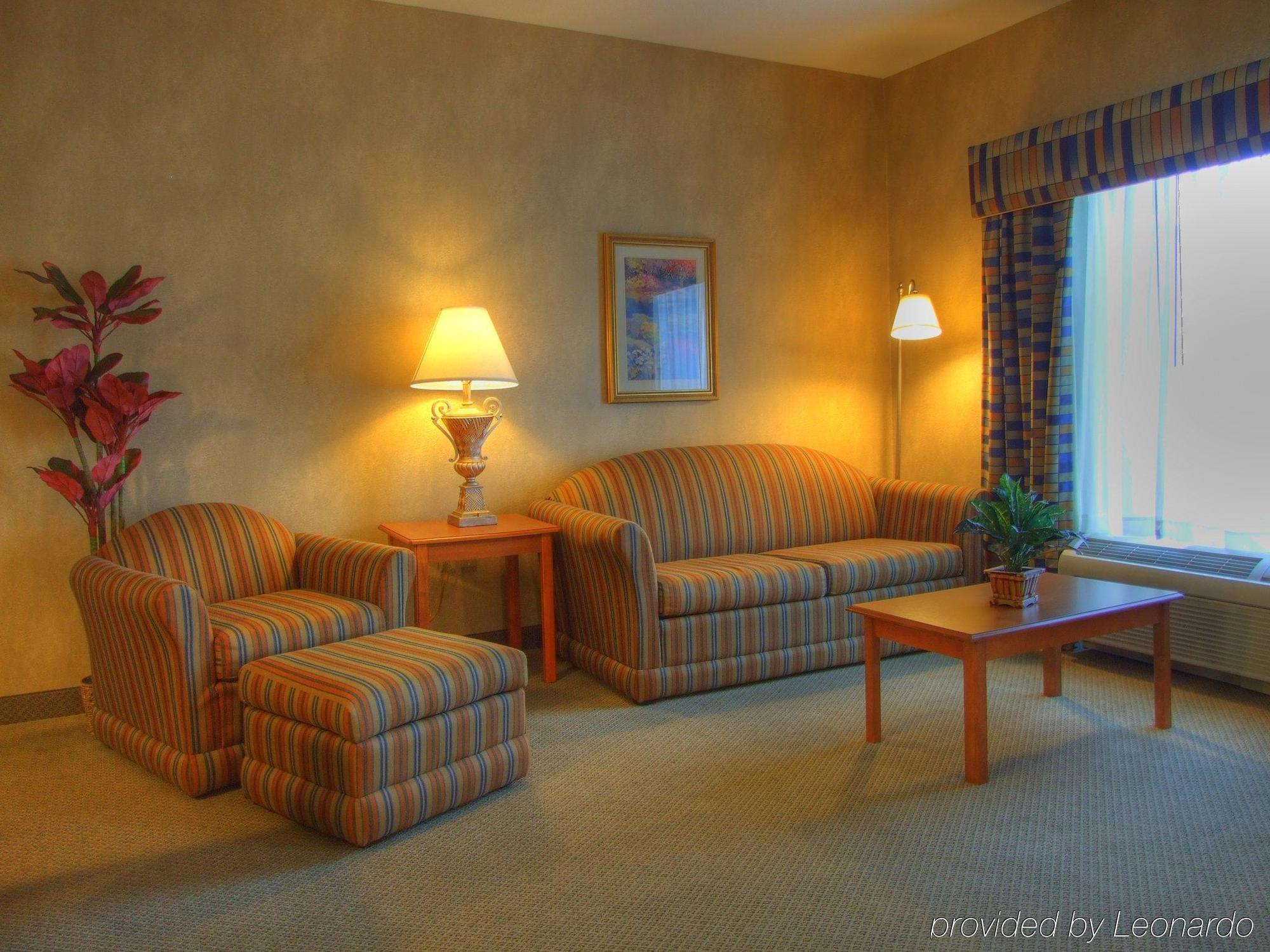 Hampton Inn Commerce/Novi Bilik gambar