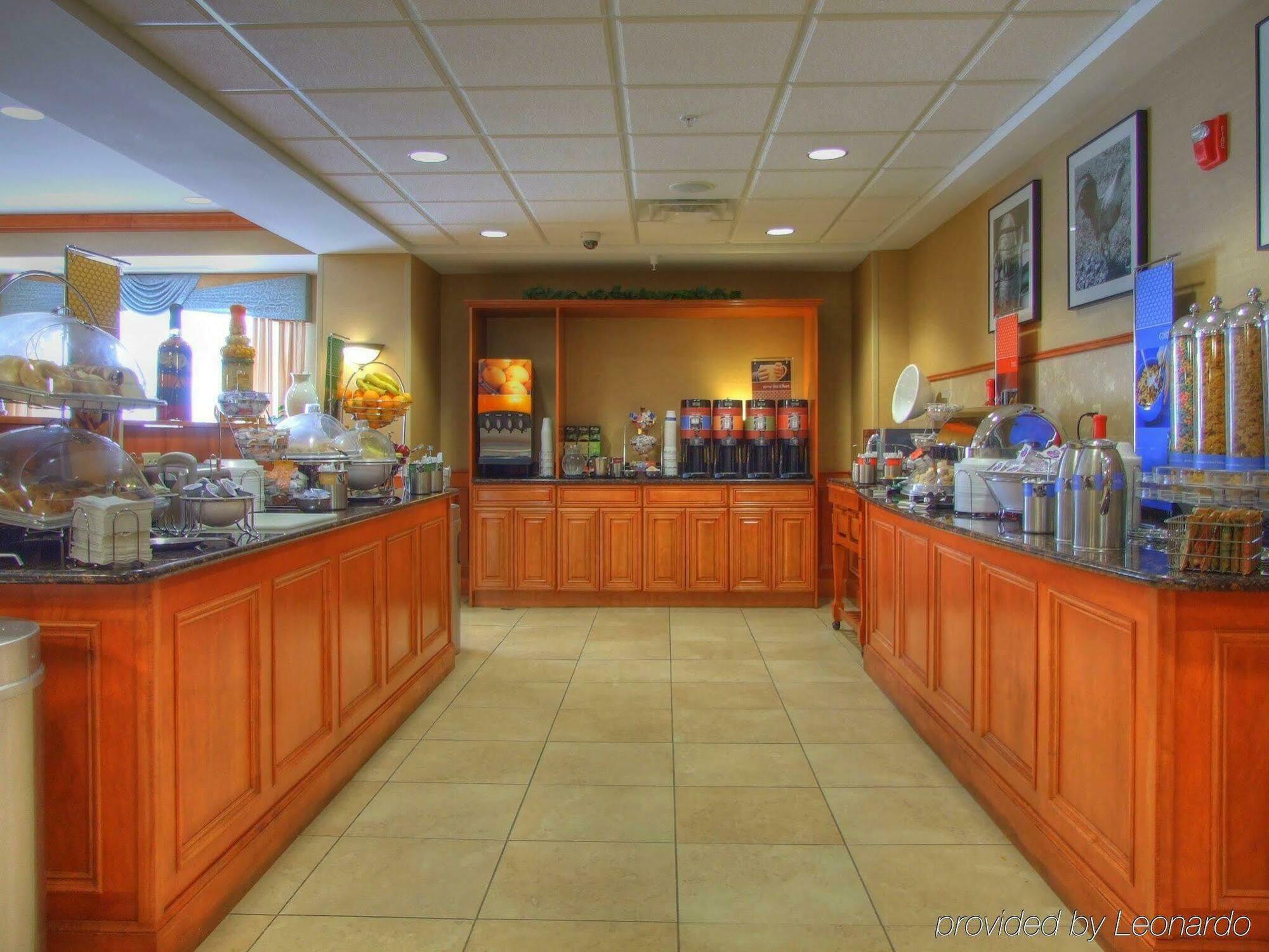 Hampton Inn Commerce/Novi Restoran gambar
